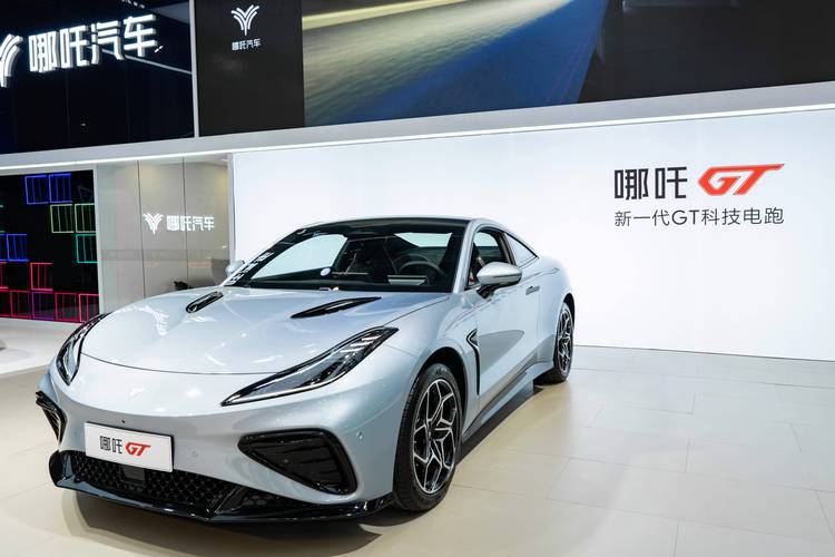 深圳223哪吒汽车在智能汽车领域的表现，领途汽车在新能源汽车市场中的影响力